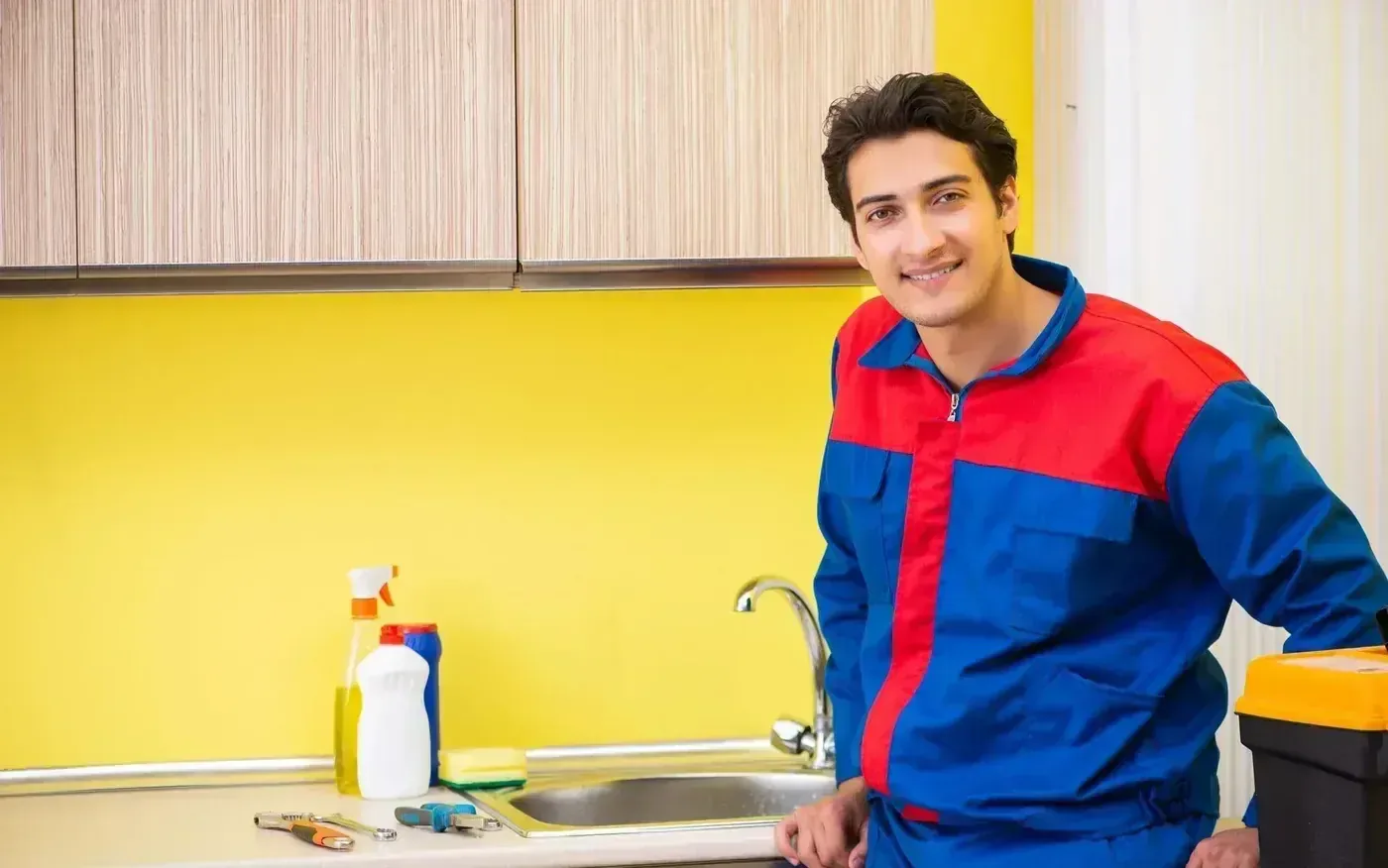 Installateur posant une climatisation réversible mono-split à Bessancourt (95550)